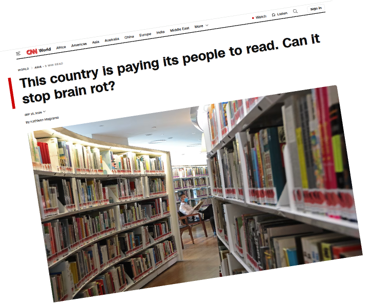 Képernyőkép a CNN cikkéből: „This country is paying its people to read. Can it stop brain rot?”, könyvtári polcok fotójával.